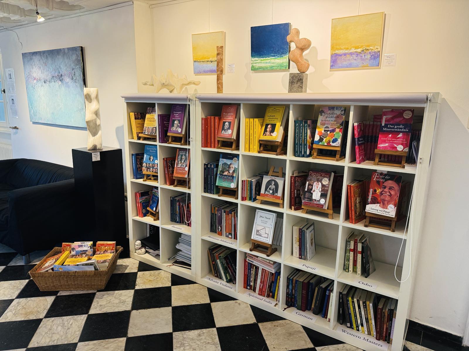Mehr als 40 Bücher von Open Sky Press, im Haus zwischen Köln und Düsseldorf. Die spirituelle Bibliothek im Yoga Hotel am Rhein, mit Büchern von Open Sky Press.