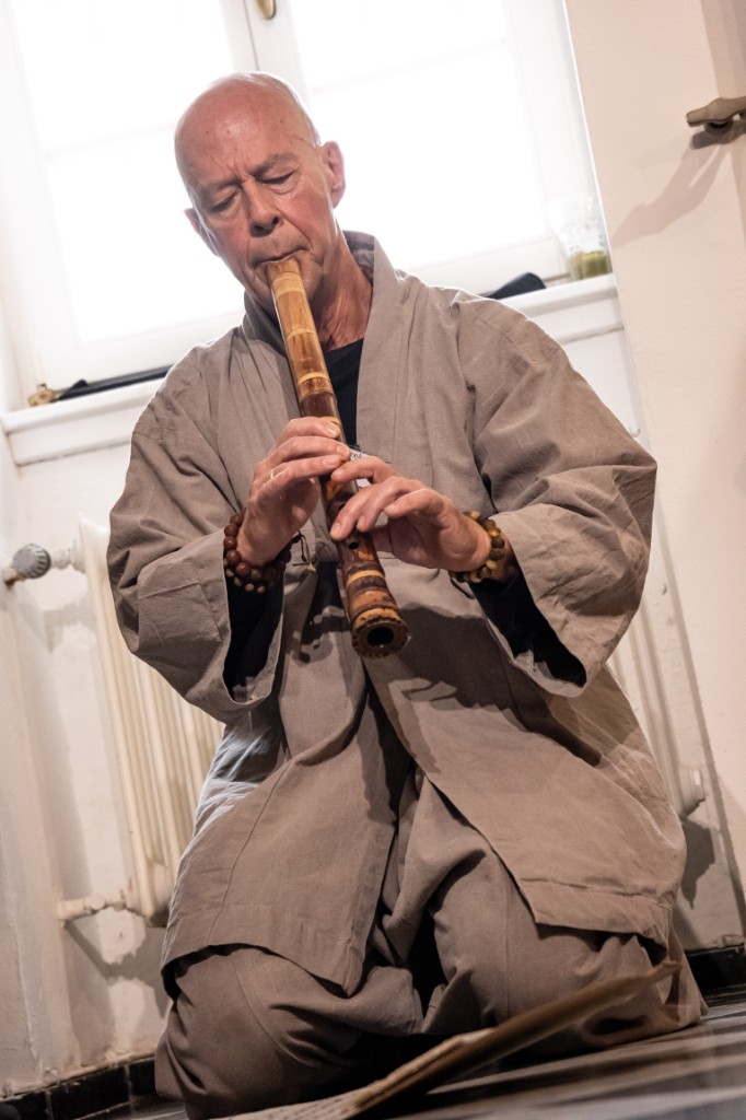 Eine Flöte im Haus. Ein Gast spielt Flöte im Yoga Hotel zwischen Köln und Düsseldorf.