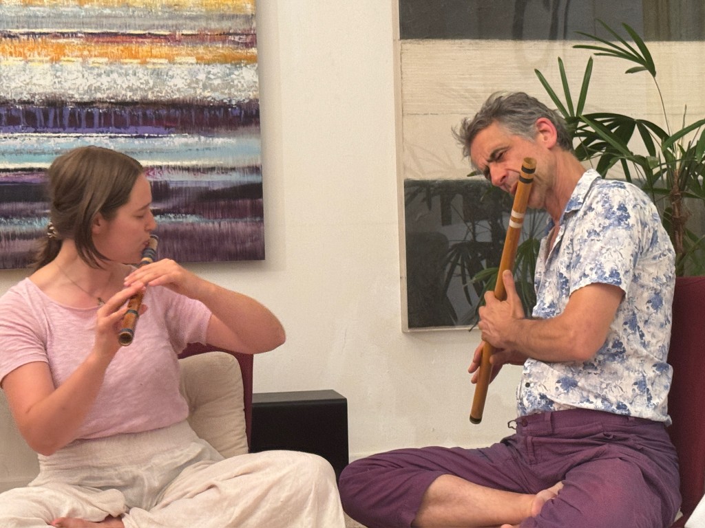 Musik im Haus. Zwei Flöten im Yoga Hotel am Rhein, zwischen Köln und Düsseldorf.