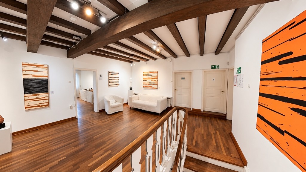 Der Galeriesaal im Haus. Der Galeriesaal im Yoga Hotel am Rhein, mit Bildern an der Wand.