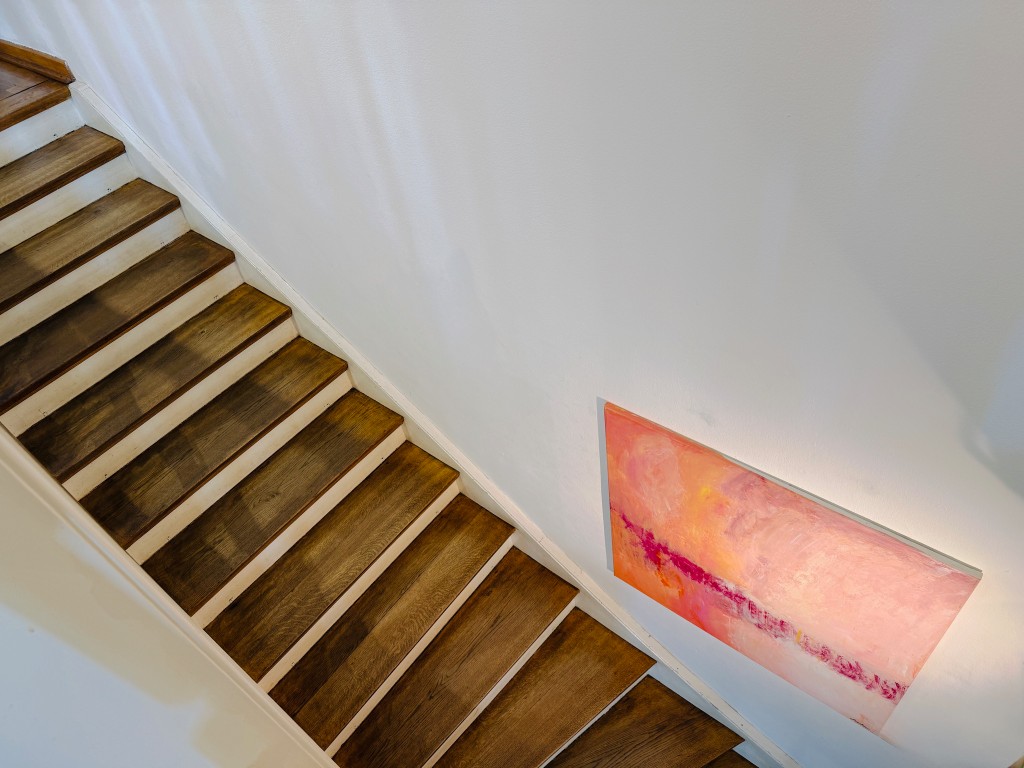 Kunst auf dem Weg nach oben. Kunst an der Treppe im Yoga Hotel in Hitdorf, NRW.