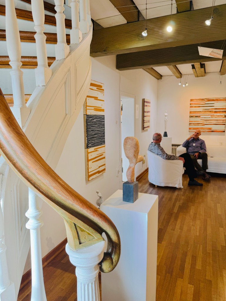 Kunst im Haus, zwischen Garten und Zimmern. Feine Kunst in der Halle des Yoga Hotels am Rhein.