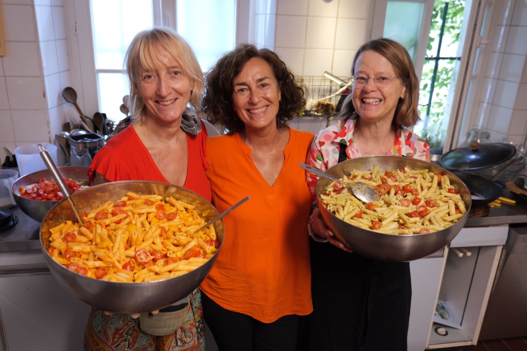Gemeinsam in der Küche. Vegetarische Pasta in der Küche des Yoga Hotels am Rhein, in Leverkusen-Hitdorf.