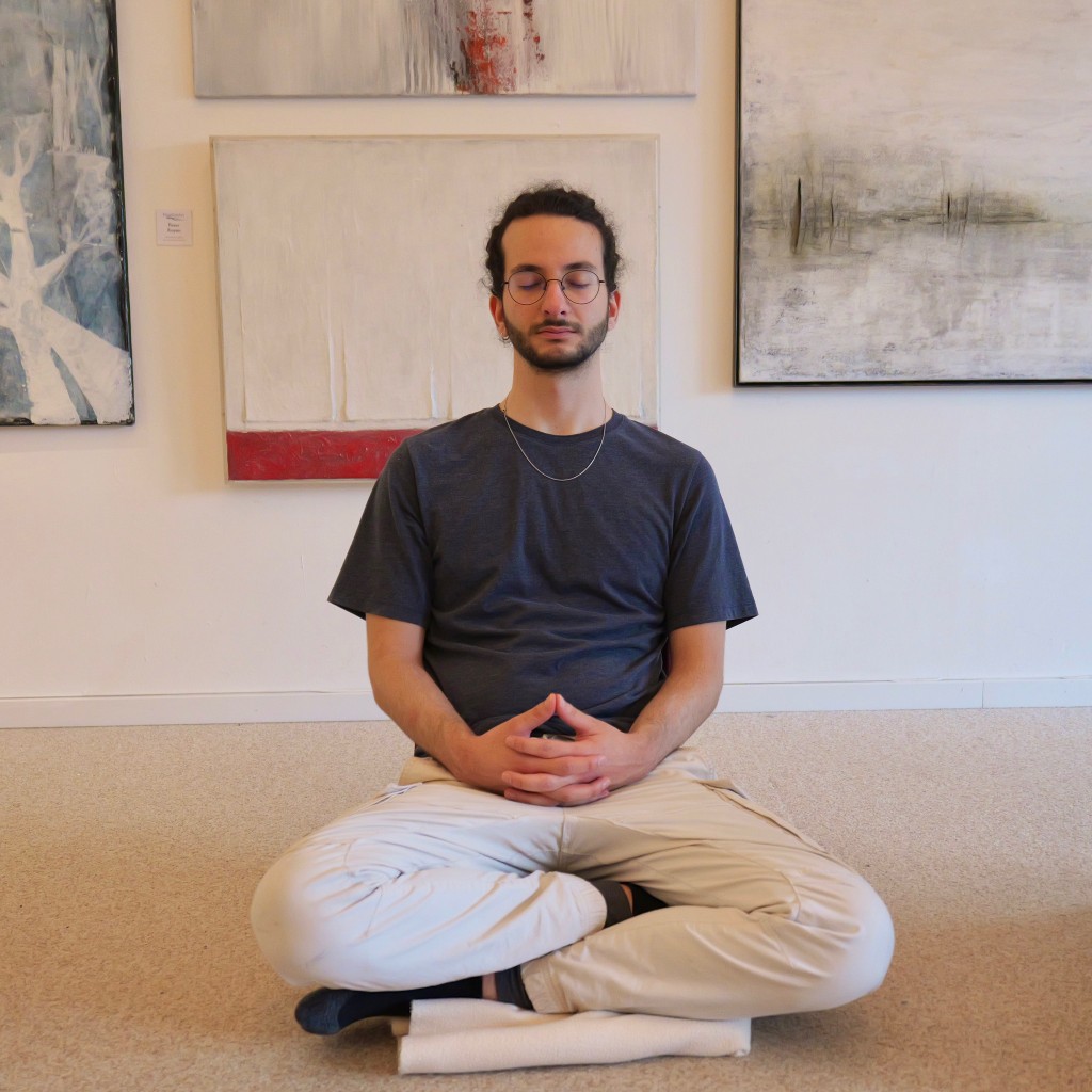 Sitzen zwischen den Bildern. Meditation vor Bildern in der Galerie des Yoga Hotels am Rhein.