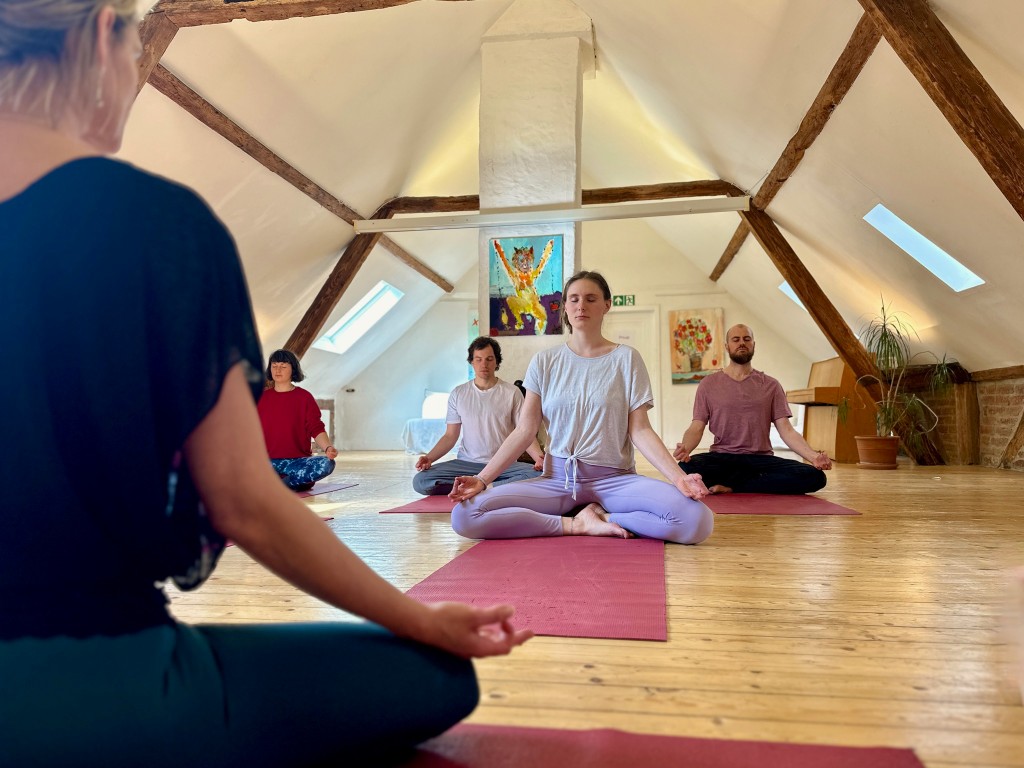 Eine Sitzung im Haus, zwischen Köln und Düsseldorf. Meditation im Kreis im Yoga Hotel in Hitdorf, NRW.