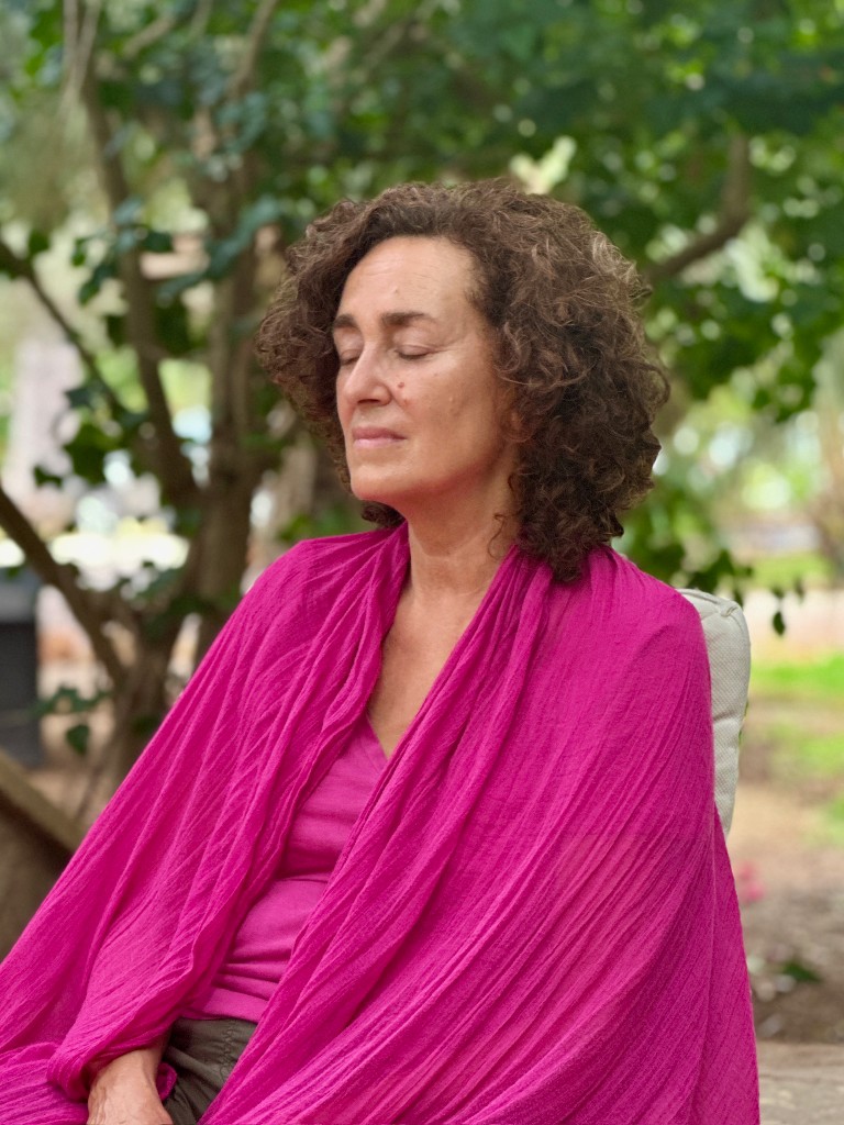 Eine stille Sitzung unter den Bäumen. Stille Meditation im Grünen beim Yoga Hotel am Rhein, zwischen Köln und Düsseldorf.