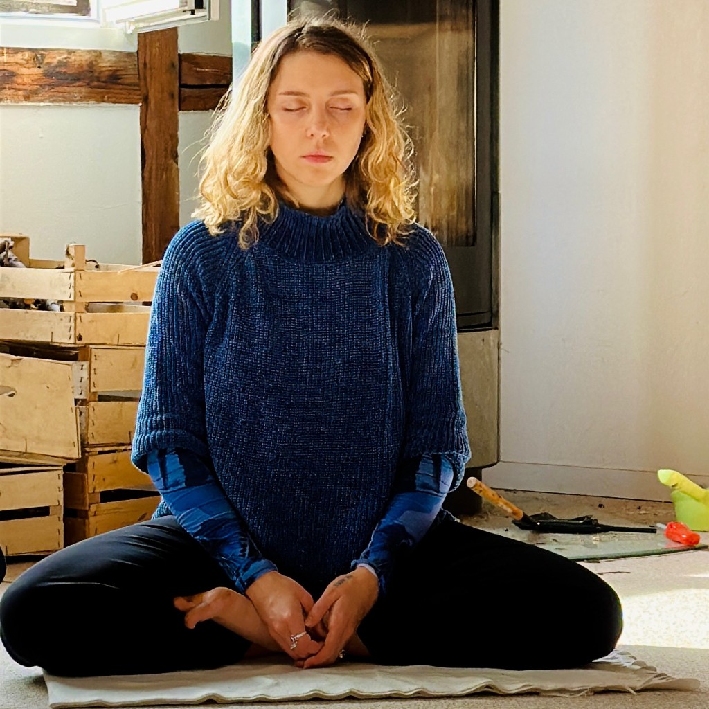 Eine Sitzung im Haus. Stille Meditation auf einer Matte im Yoga Hotel am Rhein, NRW.