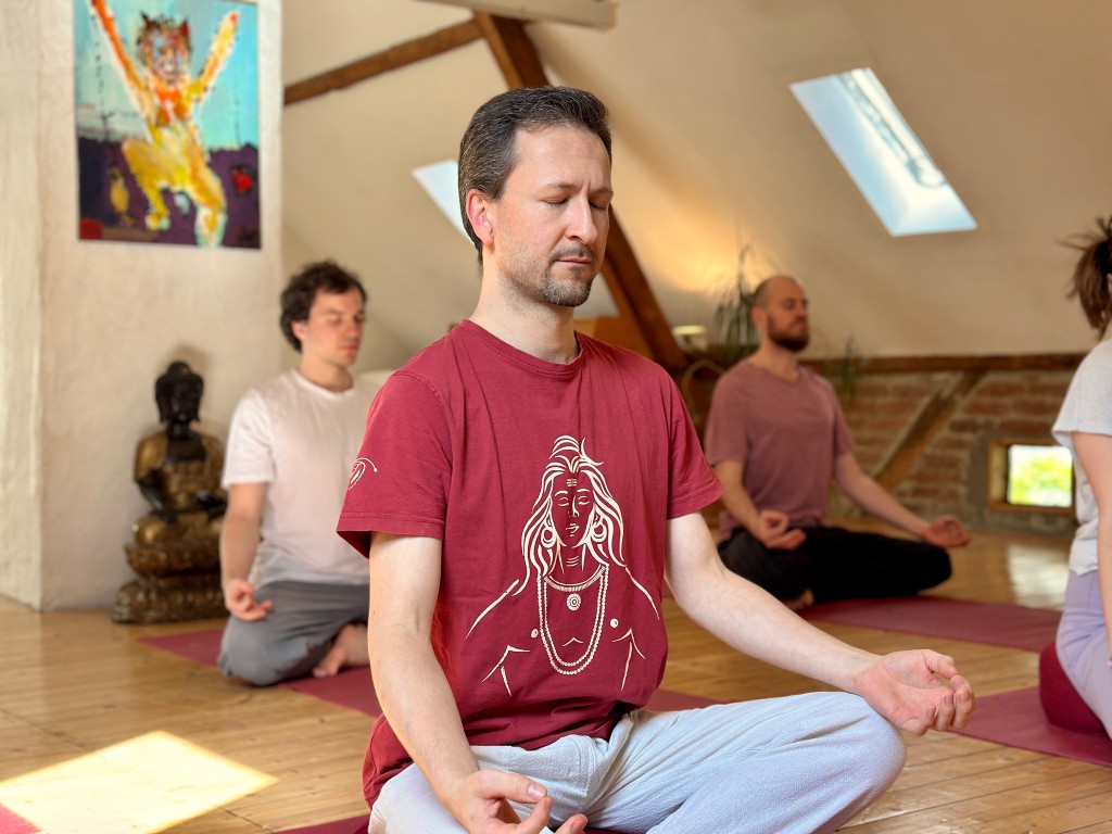 Eine stille Sitzung, bevor der Tag aufgeht. Stille Meditation auf einem Kissen im Yoga Hotel in Hitdorf, NRW.