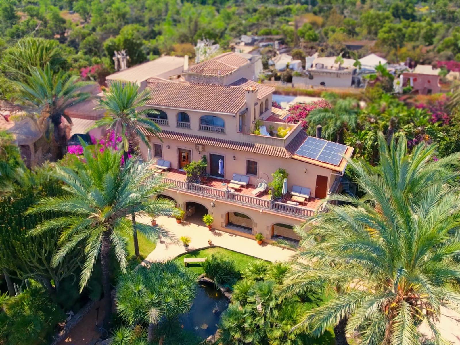 Die Villa der Open Sky Oasis in Dénia, zwischen Valencia und Alicante, im Palmengarten. Die Villa der Open Sky Oasis in Dénia, zwischen Valencia und Alicante, im Palmengarten.
