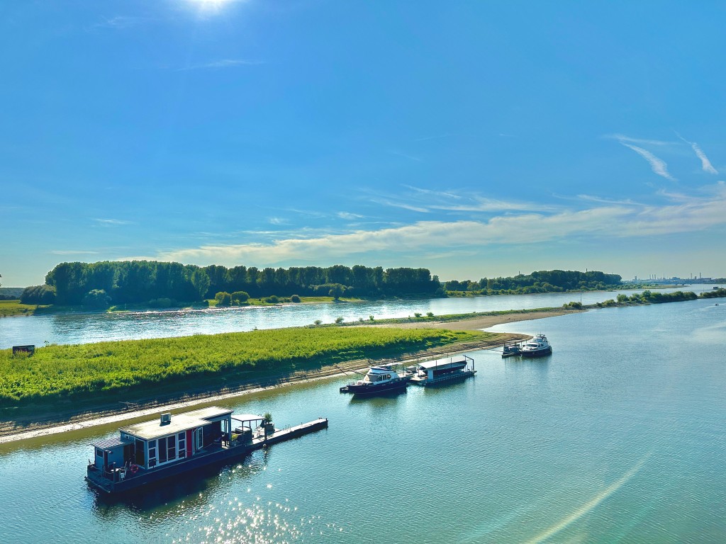 Der Fluss aus der Luft. Der Rhein von oben, beim Yoga Hotel zwischen Köln und Düsseldorf.