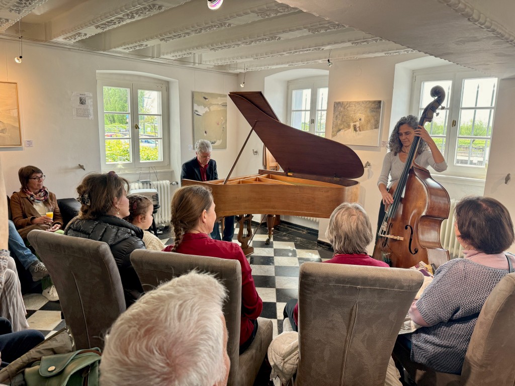 Musik in der Halle. Klavier und Kontrabass in der Halle des Yoga Hotels in NRW.