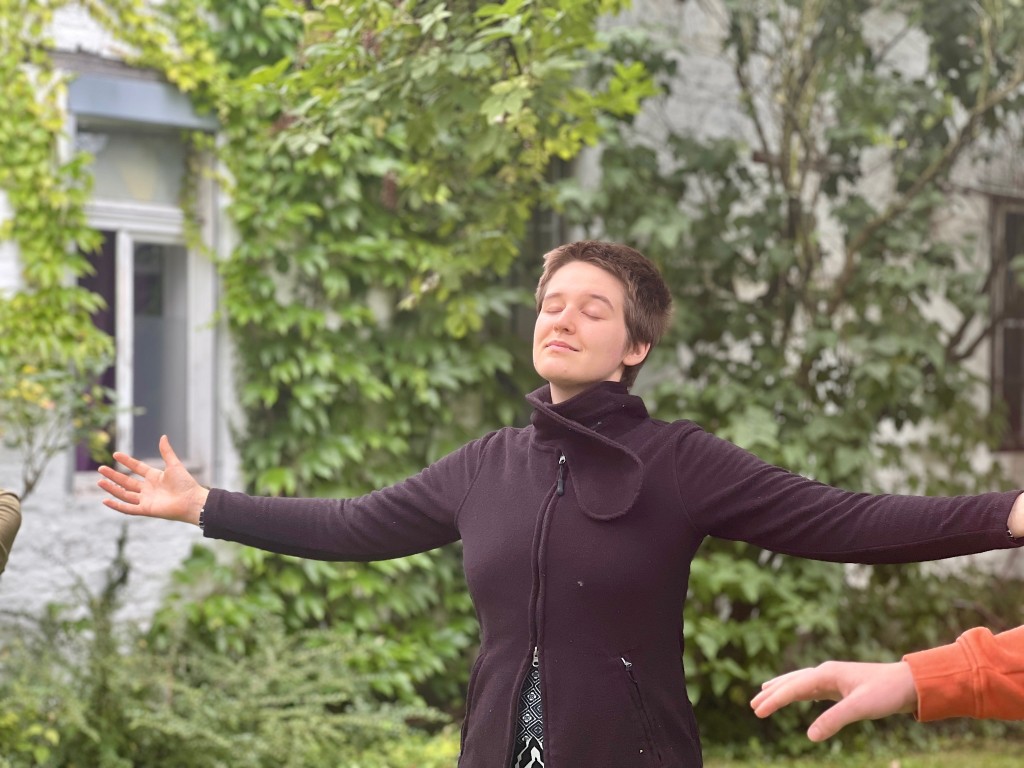 Eine Übung im Garten. Yoga im Garten des Yoga Hotels in Leverkusen-Hitdorf, zwischen Köln und Düsseldorf.